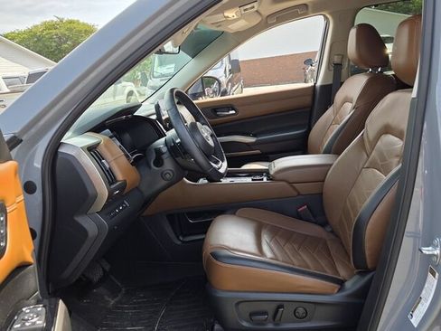 Used 2023 Nissan Pathfinder Platinum AWD/4WD image 5