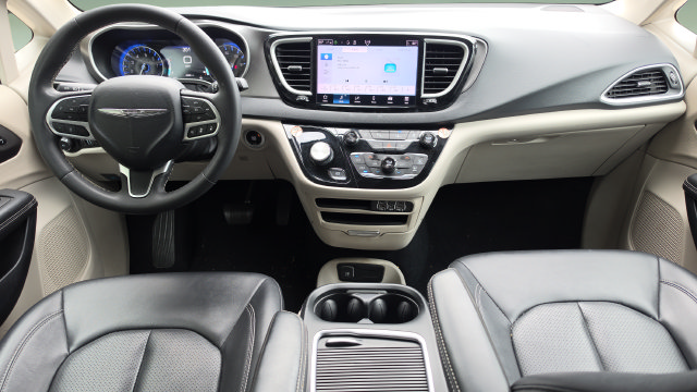 Used 2024 Chrysler Pacifica Touring-L FWD image 7