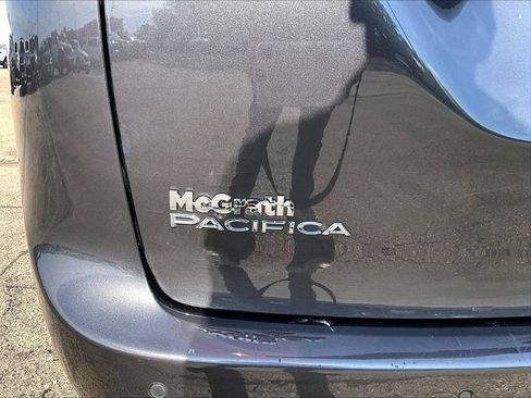 Used 2023 Chrysler Pacifica Touring-L FWD image 27