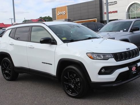 Used 2025 Jeep Compass Latitude w/ Convenience Group AWD/4WD image 1
