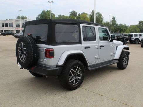 Used 2024 Jeep Wrangler Unlimited Sahara w/ Technology Group AWD/4WD image 5