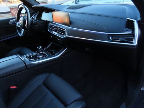 Used 2021 BMW X7 M50i image 11