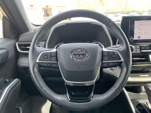 Used 2023 Toyota Highlander XSE image 18