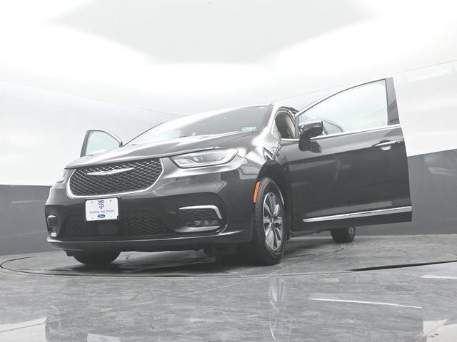 Used 2023 Chrysler Pacifica Limited FWD image 31