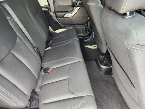 Used 2018 Jeep Wrangler Unlimited Sahara w/ Connectivity Group AWD/4WD image 31