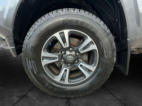 Used 2018 Toyota Tacoma TRD Sport image 15