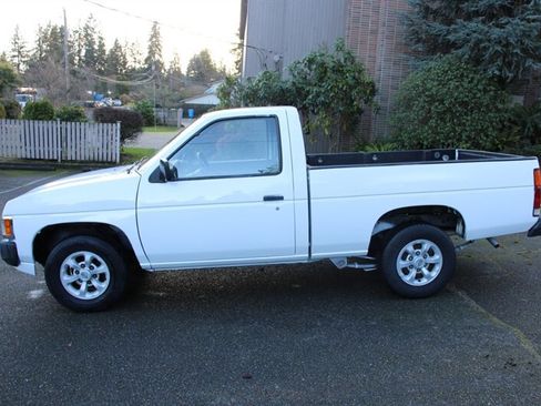 Used 1996 Nissan Pickup XE image 11