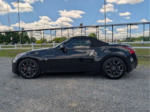 Used 2018 Nissan 370Z Touring RWD image 9