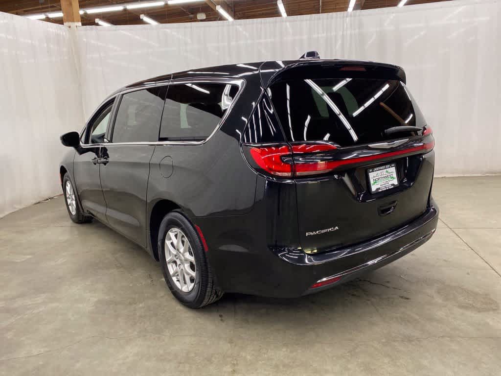 Used 2023 Chrysler Pacifica Touring-L FWD image 4