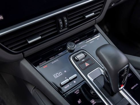 Certified 2022 Porsche Cayenne AWD/4WD image 36