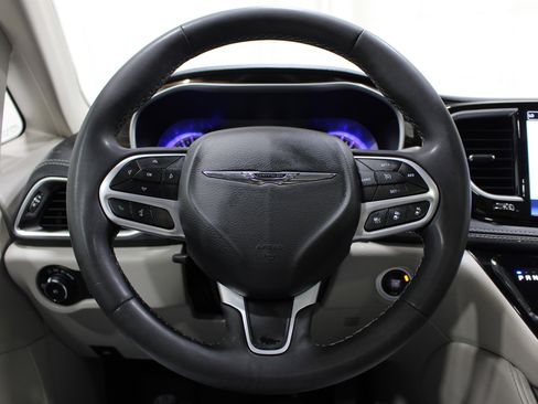 Used 2023 Chrysler Pacifica Limited FWD image 10