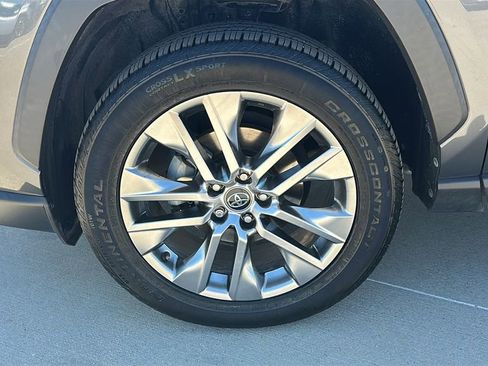 Used 2020 Toyota RAV4 XLE Premium FWD image 7