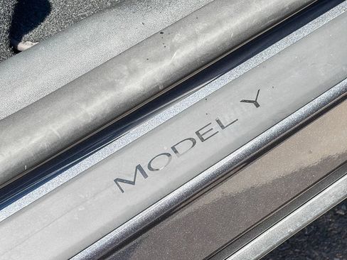 Used 2023 Tesla Model Y 2WD image 34