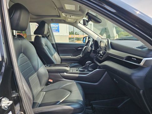 Used 2021 Toyota Highlander XLE image 12