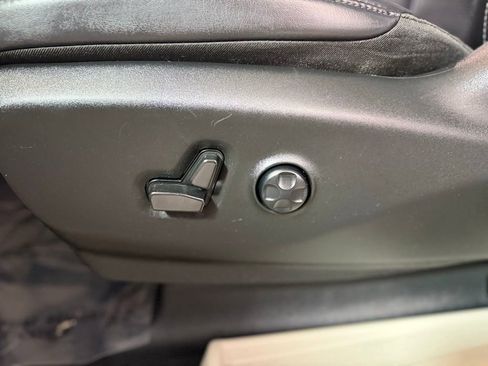 Used 2023 Chrysler Pacifica Touring-L FWD image 18