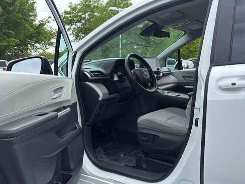 Used 2022 Toyota Sienna LE AWD/4WD image 2