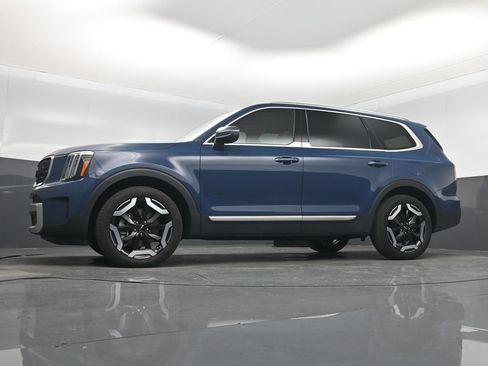 Certified 2024 Kia Telluride EX w/ EX Captain's Chair Package FWD image 15