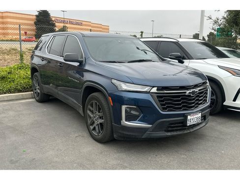 Used 2022 Chevrolet Traverse LS w/ LPO, Black Accent Package FWD image 2