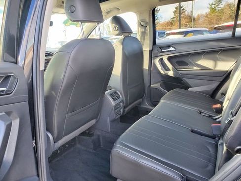 Used 2022 Volkswagen Tiguan SE w/ Panoramic Sunroof Package image 12