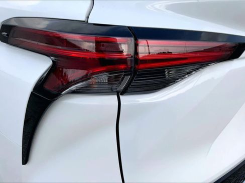 Used 2023 Toyota Sienna XSE w/ XSE Plus Package FWD image 28