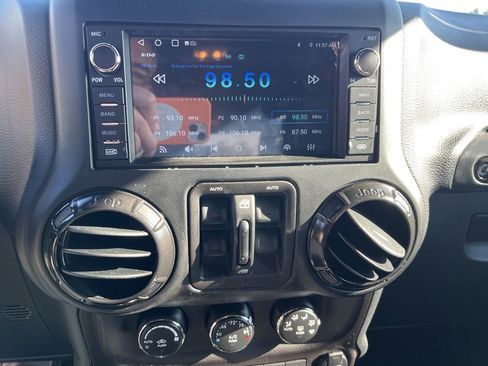 Used 2017 Jeep Wrangler Unlimited Rubicon image 47