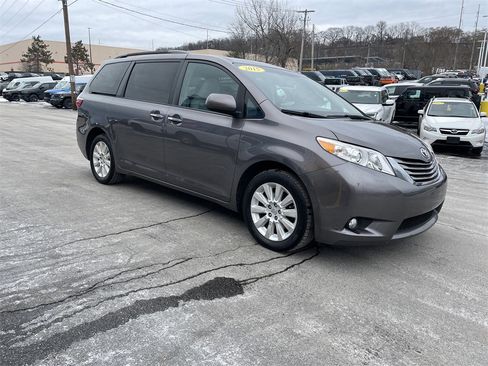 Used 2015 Toyota Sienna XLE image 6