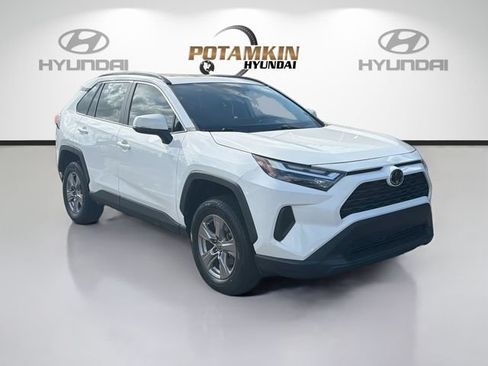 Used 2023 Toyota RAV4 XLE w/ Convenience Package FWD image 3