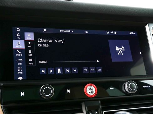 Certified 2025 Porsche Macan image 14