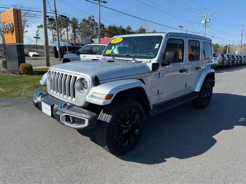 Used 2023 Jeep Wrangler Sahara w/ Cold Weather Group image 6