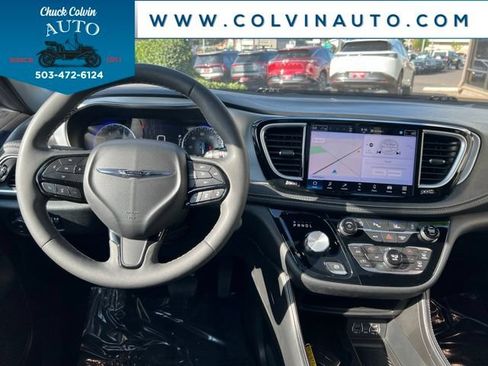 Used 2025 Chrysler Pacifica Limited FWD image 16