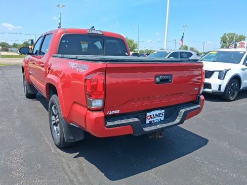 Used 2017 Toyota Tacoma TRD Sport w/ Tow Package (A/T) AWD/4WD image 7