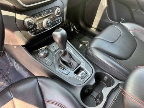 Used 2021 Jeep Cherokee Trailhawk AWD/4WD image 18