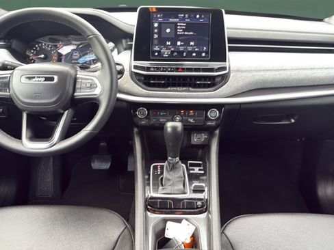 Used 2025 Jeep Compass Latitude AWD/4WD image 19
