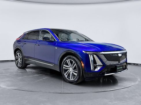 Used 2024 Cadillac Lyriq Luxury w/ LPO, Floor Liner Package AWD/4WD image 4