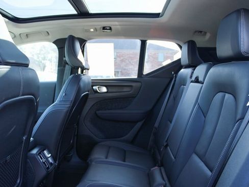 Used 2025 Volvo XC40 B5 Plus image 34