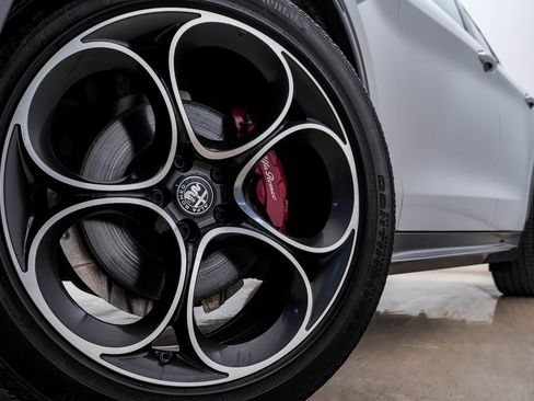 Used 2022 Alfa Romeo Stelvio Ti image 5