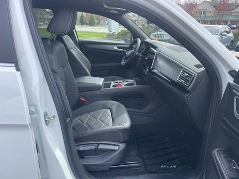Certified 2025 Volkswagen Atlas Cross Sport SE image 11