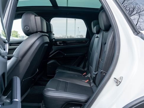 Certified 2023 Porsche Cayenne Platinum Edition AWD/4WD image 33