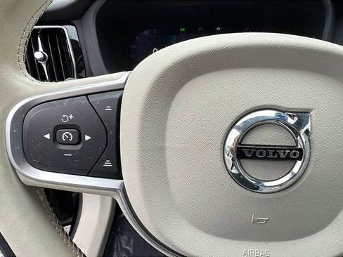 Used 2022 Volvo XC60 B5 Momentum w/ Climate Package image 28