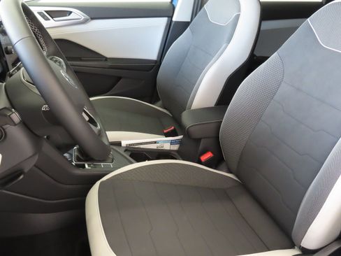 New 2026 Volkswagen Taos SE image 12