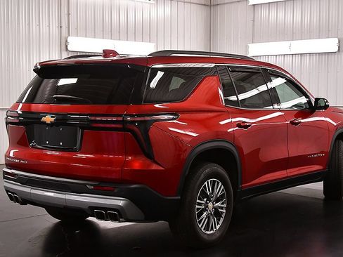 Used 2025 Chevrolet Traverse LT w/ Driver Confidence Package AWD/4WD image 7