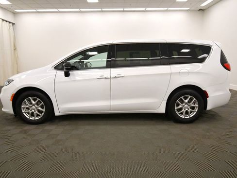 Used 2025 Chrysler Pacifica Select FWD image 4