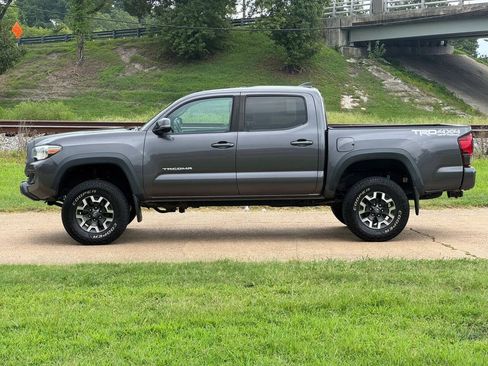 Used 2019 Toyota Tacoma TRD Off-Road w/ TRD Premium Off Road Package AWD/4WD image 2