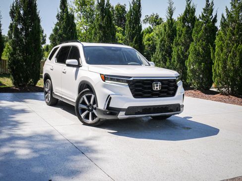 Used 2023 Honda Pilot Touring image 2