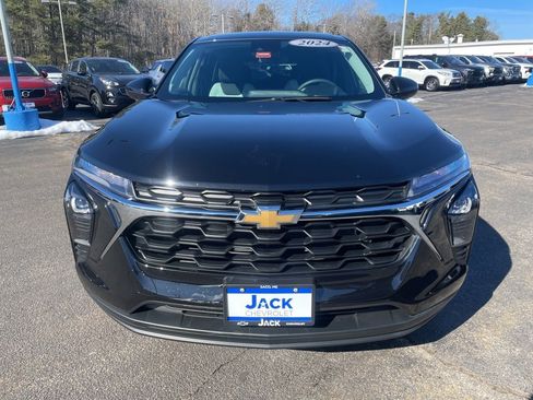 Used 2024 Chevrolet Trax LS w/ LS Convenience Package image 2