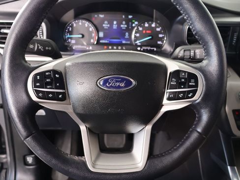 Used 2023 Ford Explorer XLT w/ Equipment Group 202A RWD image 3