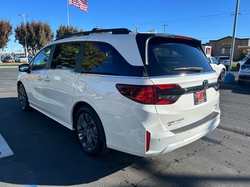 New 2026 Honda Odyssey Touring image 7