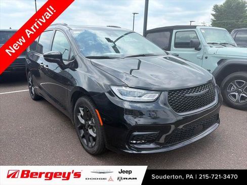 Certified 2025 Chrysler Pacifica Limited FWD image 1