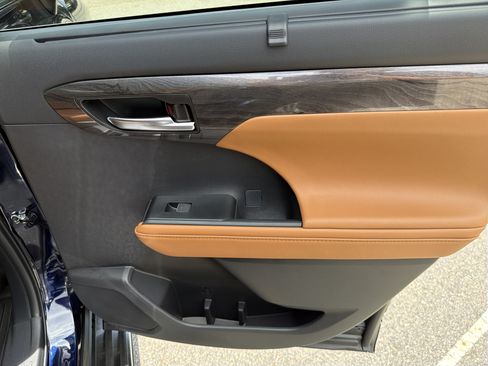 New 2026 Toyota Highlander Platinum AWD/4WD image 16