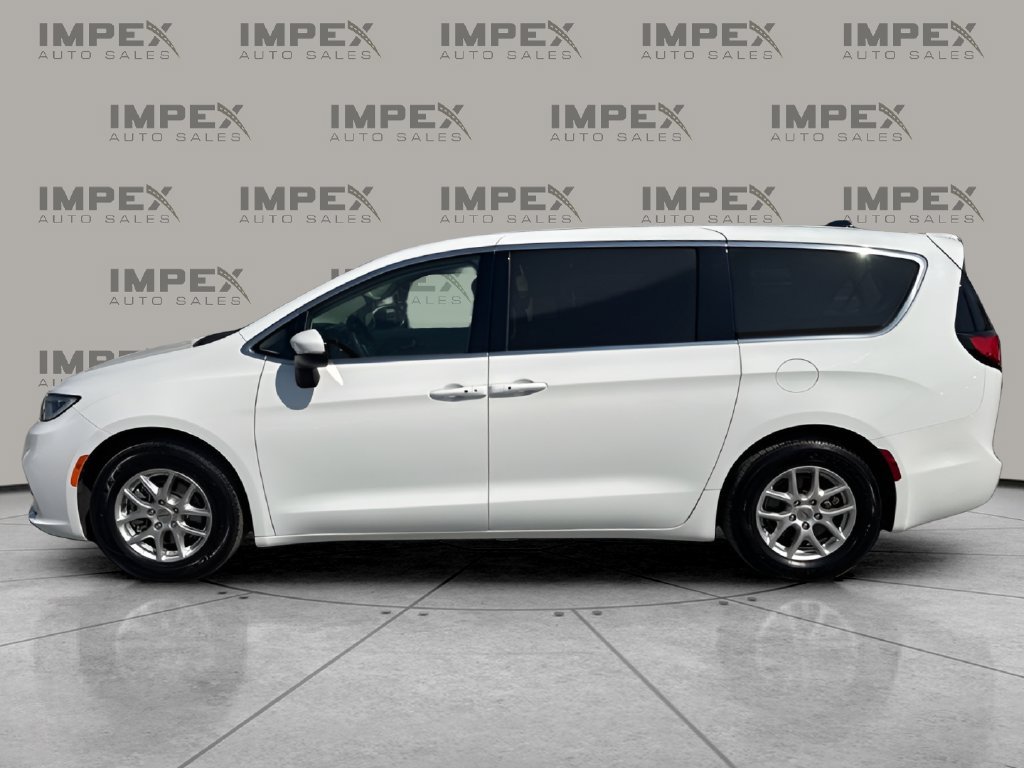 Used 2023 Chrysler Pacifica Touring-L FWD image 2